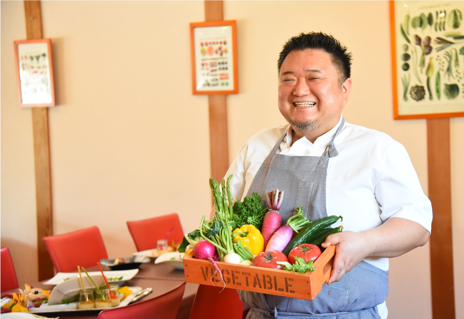 野菜を手にするレストランポタジエのシェフ 菅野紀夫