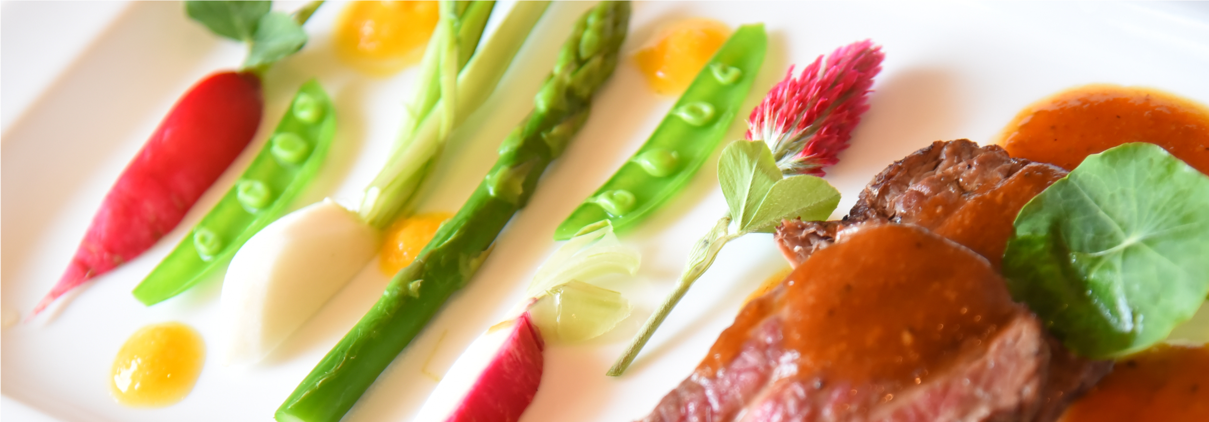 野菜と肉料理を組み合わせたポタジエのテーブル